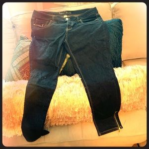 Skinny jeans with zipper details; gently worn